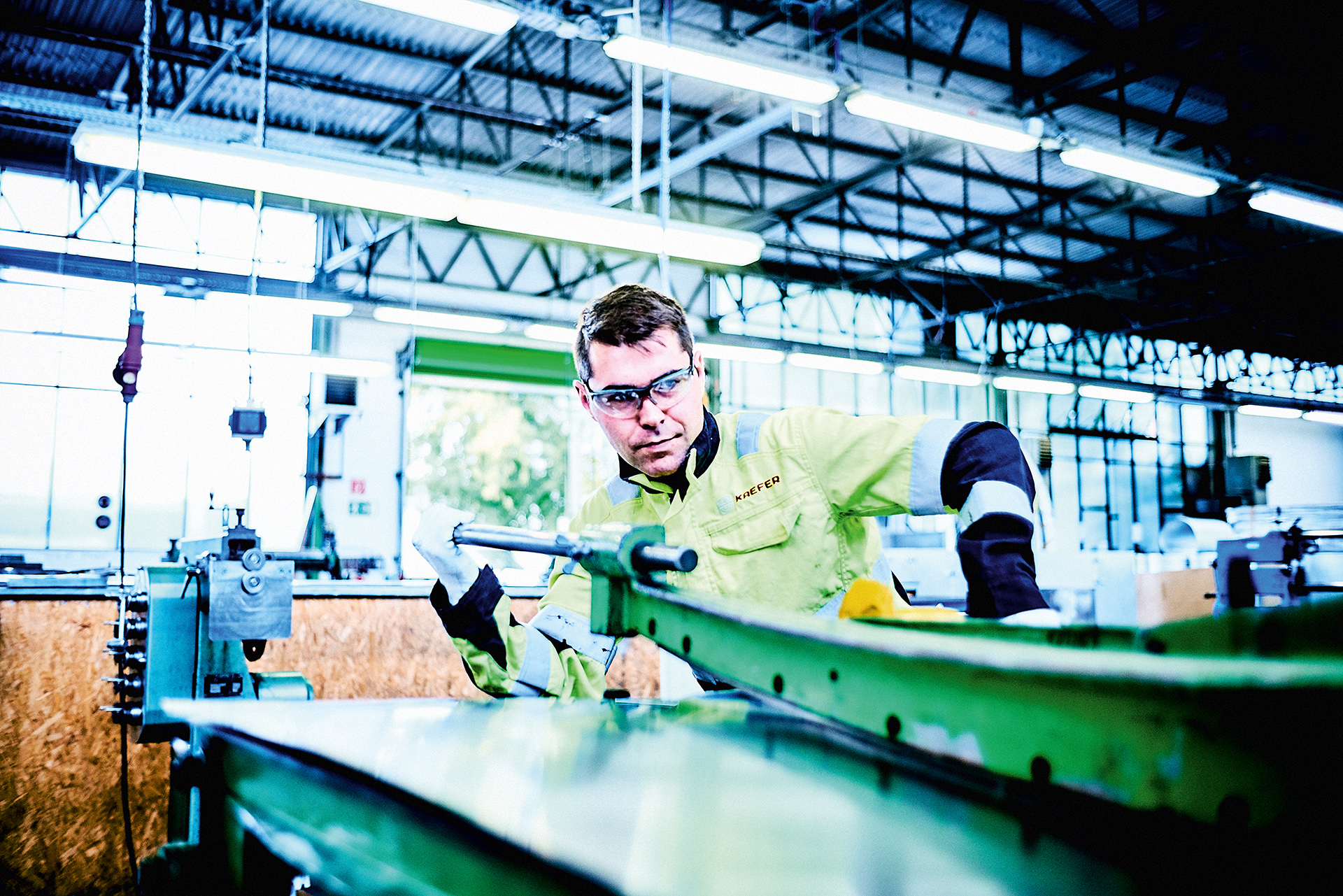 Fokussierter KAEFER Industrie-Isolierer bei der präzisen Arbeit in der Werkstatt